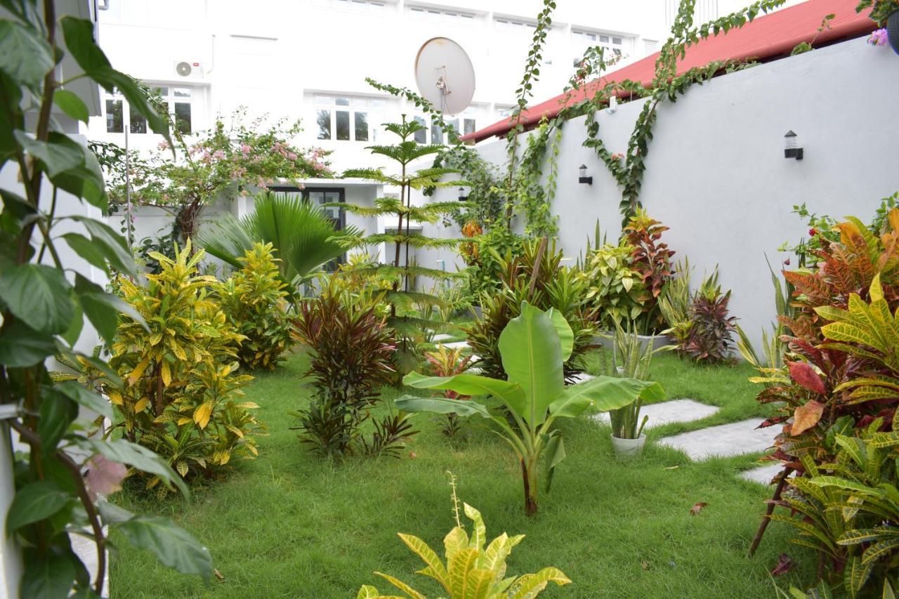 Chillax Thoddoo Hotel Exterior photo